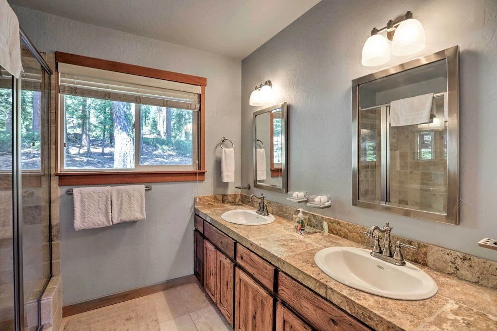 North Lake Tahoe Cabin: 4 Mi to the Beach!