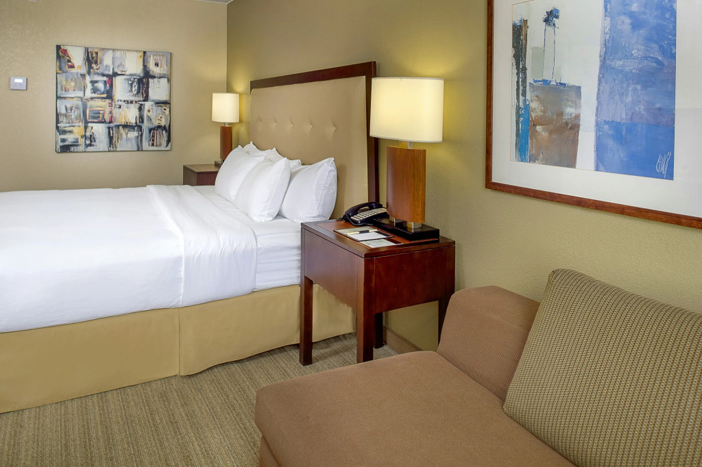 DoubleTree by Hilton St. Louis at Westport