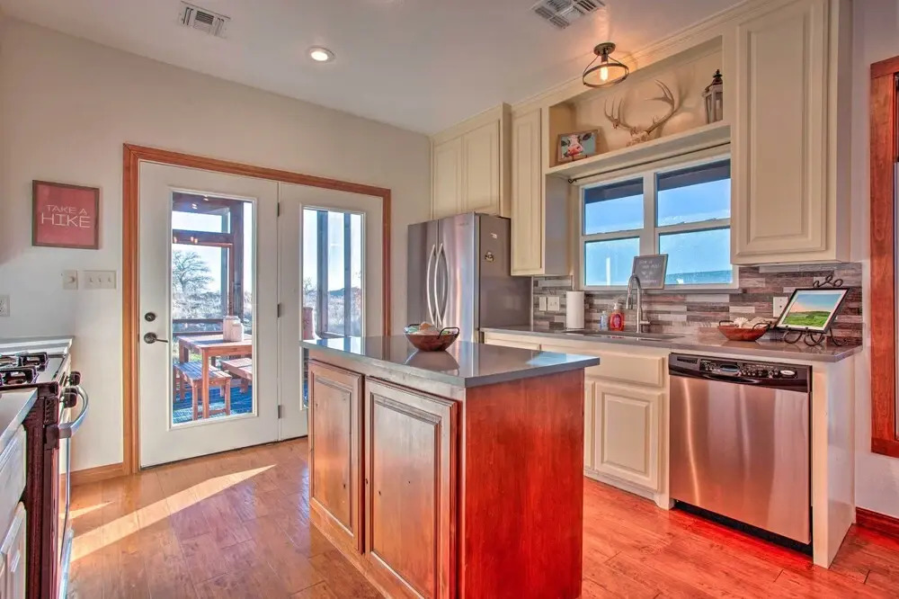 Updated Cabin w/ 360-degree Mtn View: 1 Mi to Lake