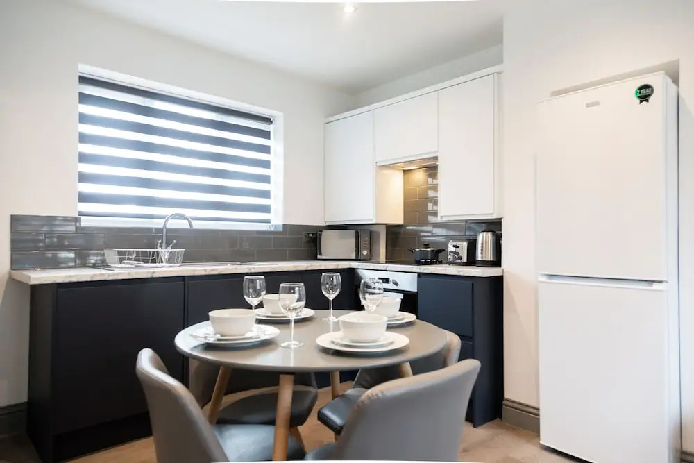 4 Bed - Sleeps 6 - Private Garden - Free Parking