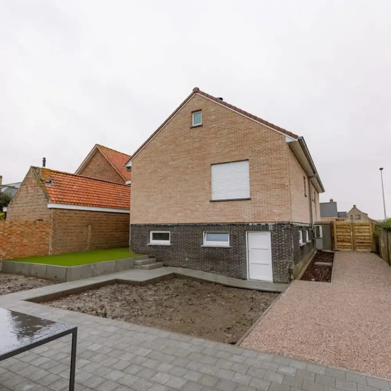 Spacious Getaway Close to the Beach and Airport