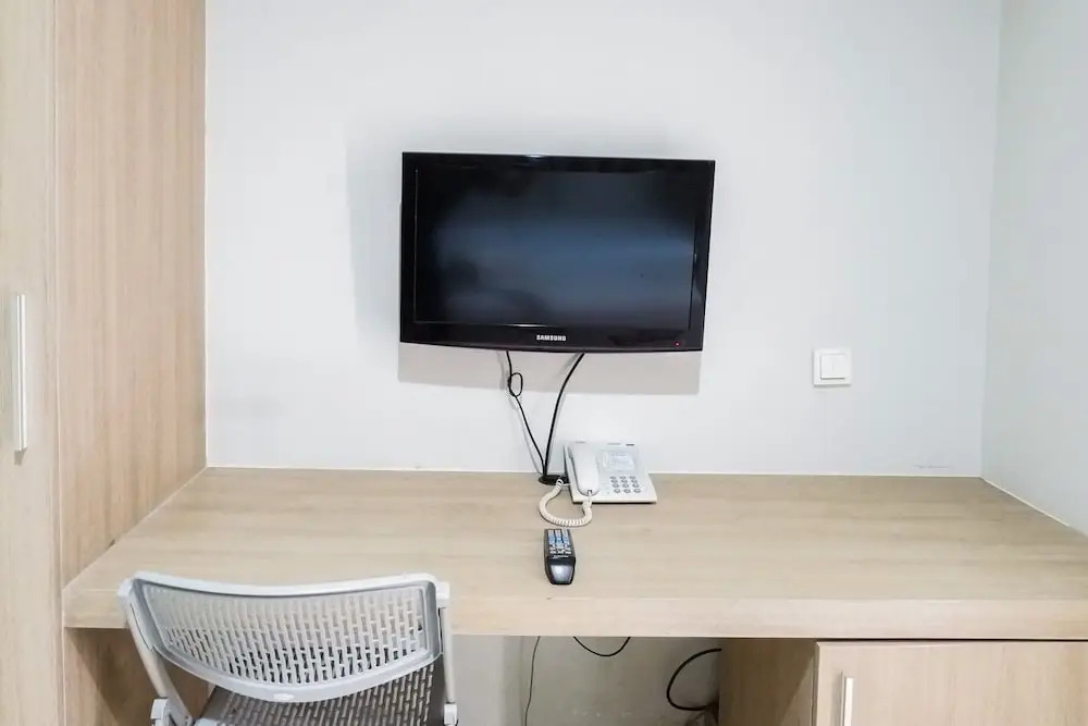 Spacious Studio Room at the Square Apartment