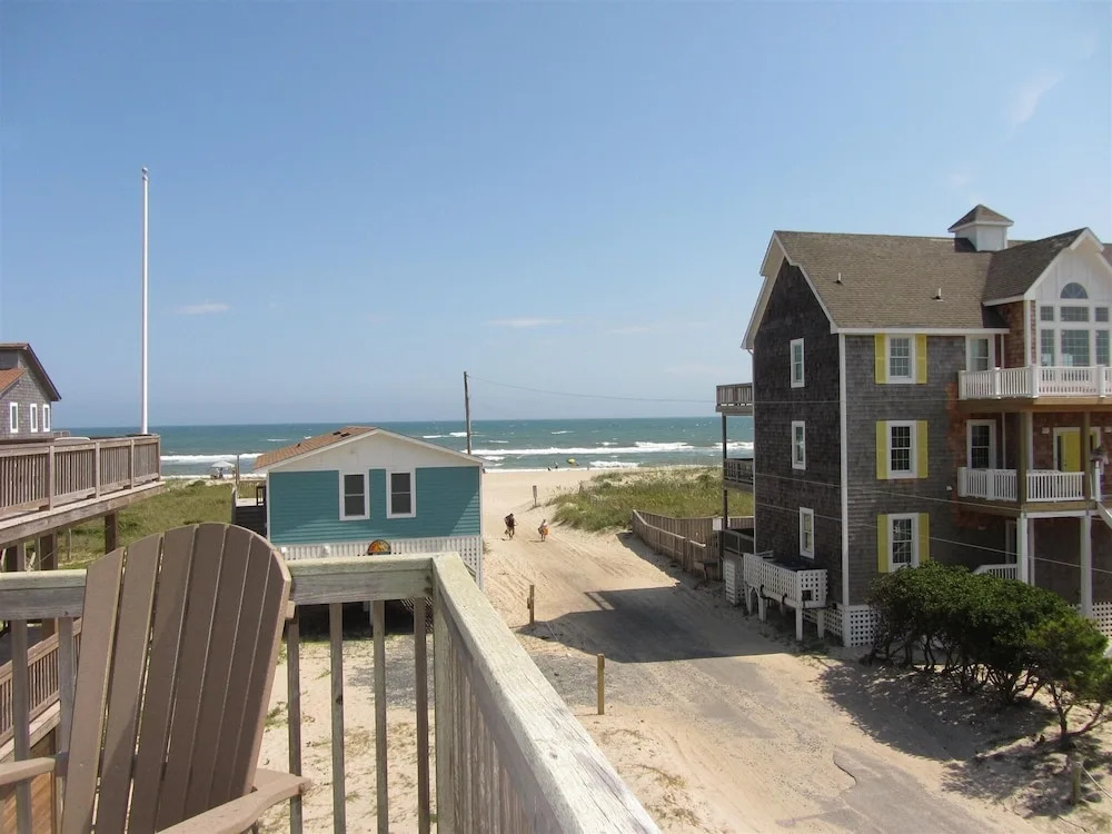 The Baited Hook 4 Bedroom Cottage by RedAwning