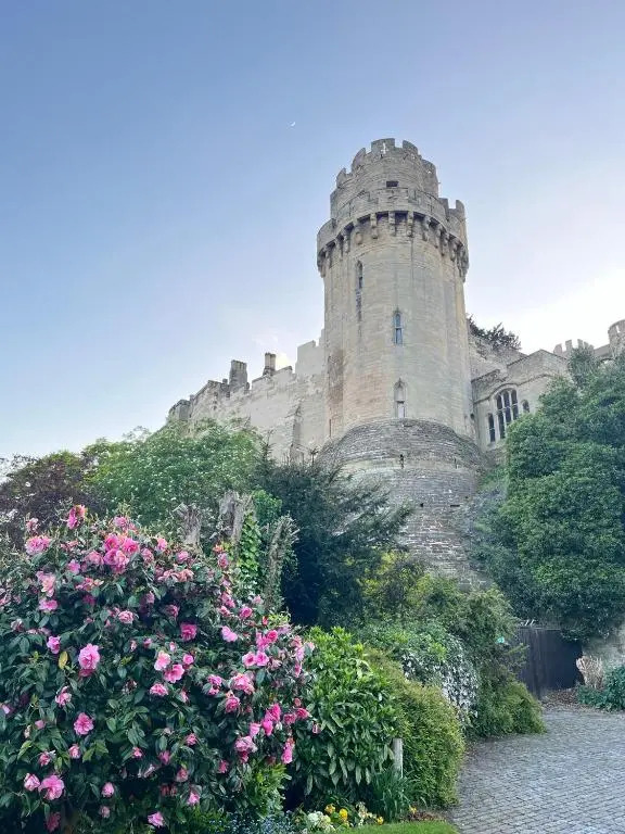 Town centre property with parking/100m from castle