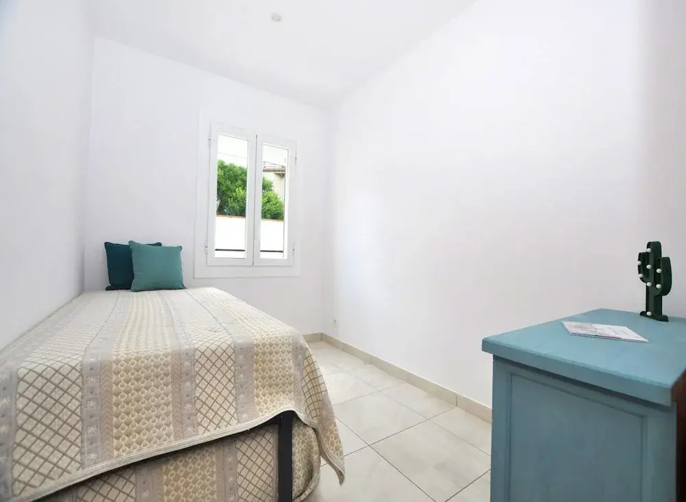 Beachfront Apartment for 6 Persons in Roses
