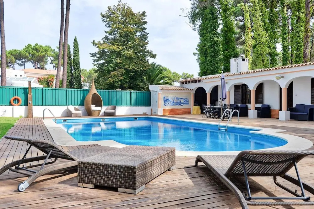 Elegant Villa in Corroios with Private Pool
