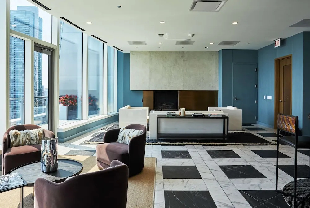 Lux Apts with Lake Views and Top Amenities