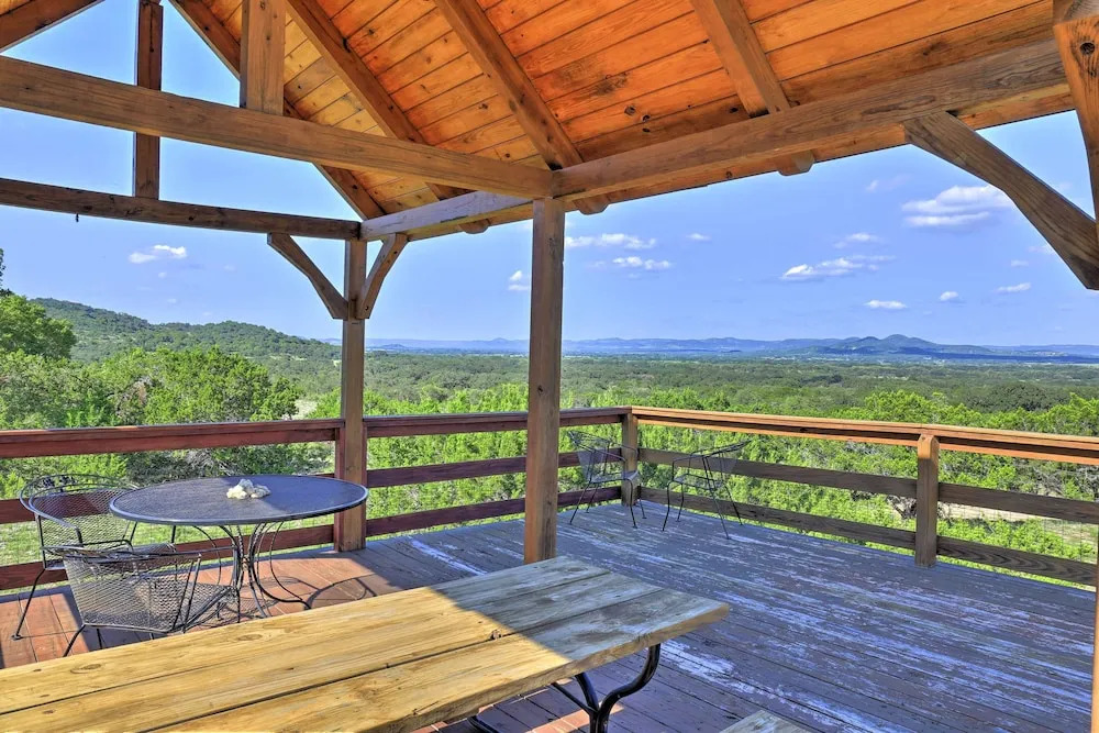 Utopia Family Home w/ Mountain Viewing Deck!
