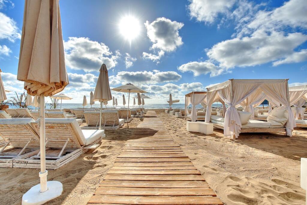 The Unexpected Ibiza Hotel - Ushuaïa Club entrance included