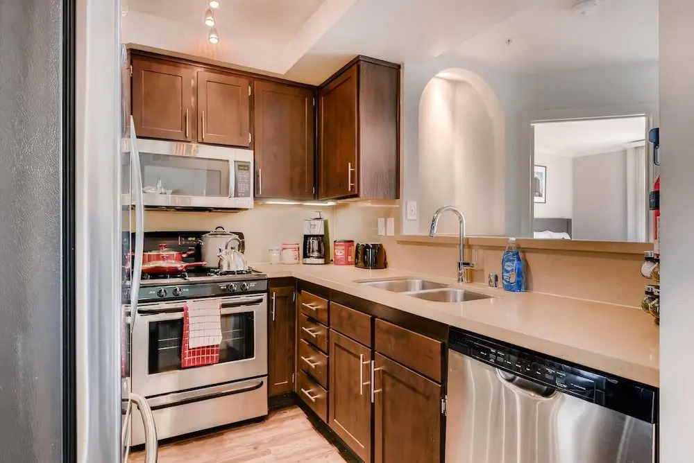 Beverly Hills/Weho Amazing Penthouse 2BR Across From Cedars Sinai (BW-4)