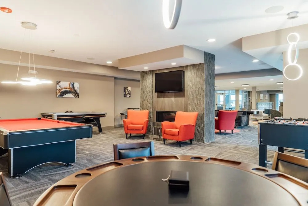 Bright Stylish 2BR Apt in Oak Brook
