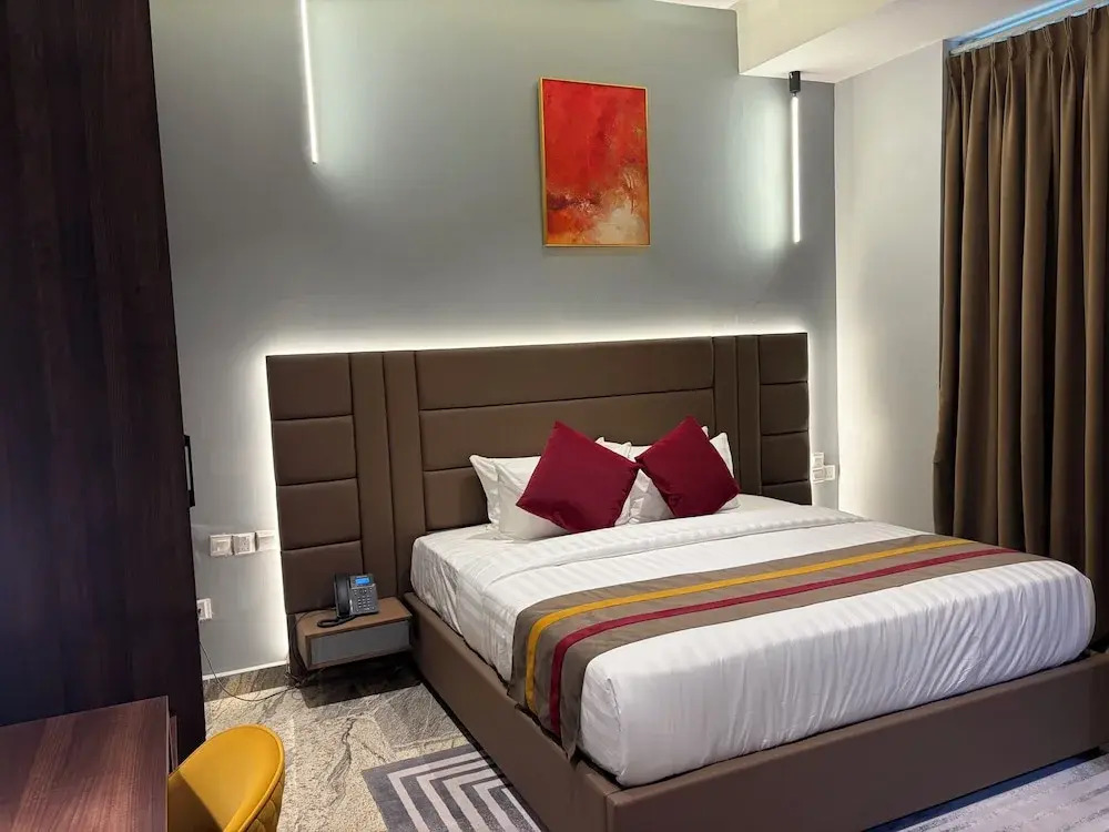 Raynez Resort