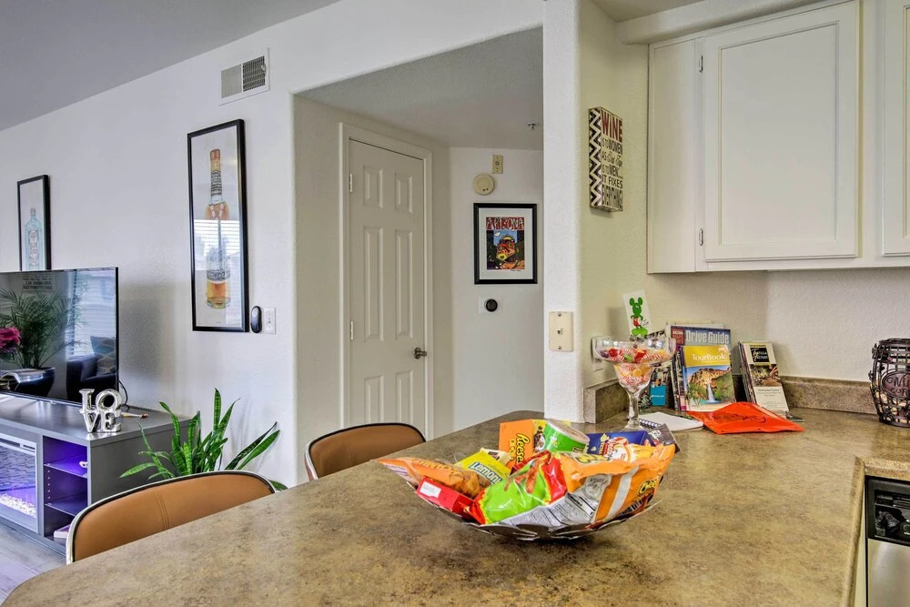 Modern Condo w/ Pool Access ~ 3 Mi to Dtwn Phoenix