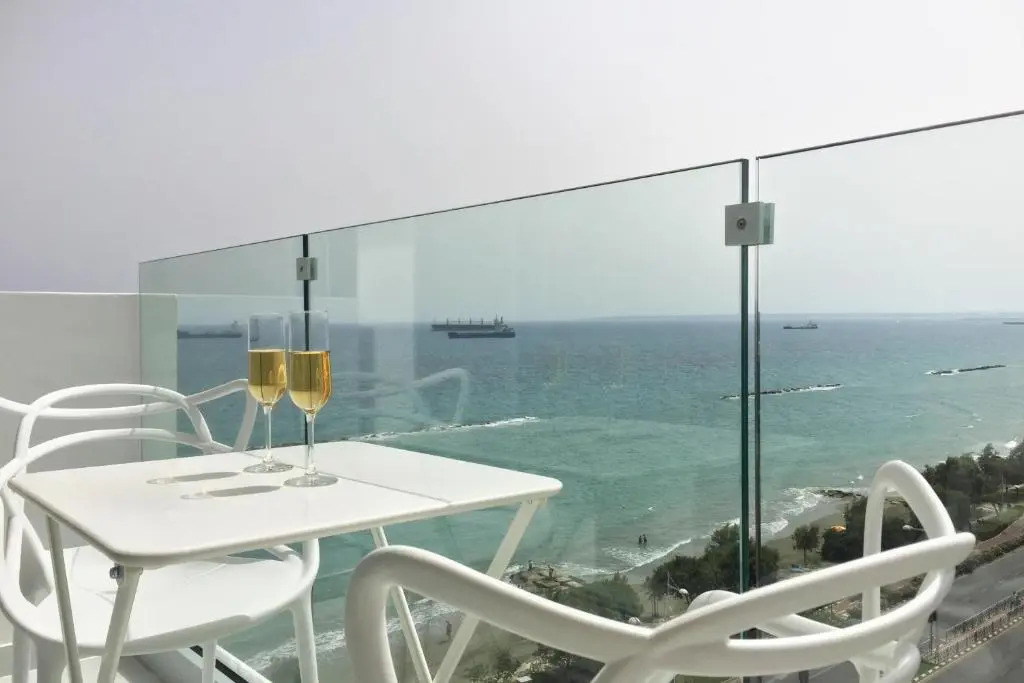 The White Pearl Suite - beach front city centre with sea view.