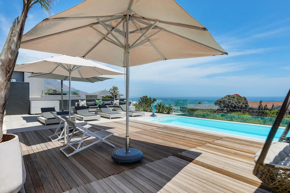 Jo Leo - Camps Bay Lux Villa with views & pool