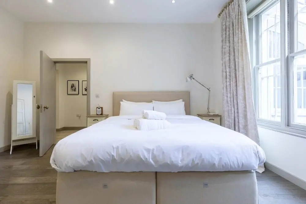 Elegant 2BD Flat 5 Mins to Kensington Gardens!