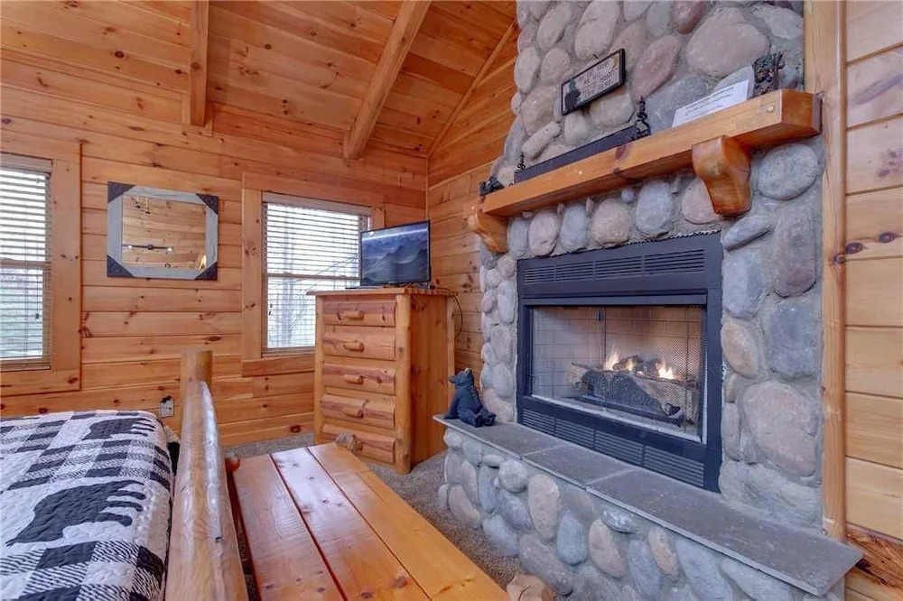 Bear Paws - Two Bedroom Cabin