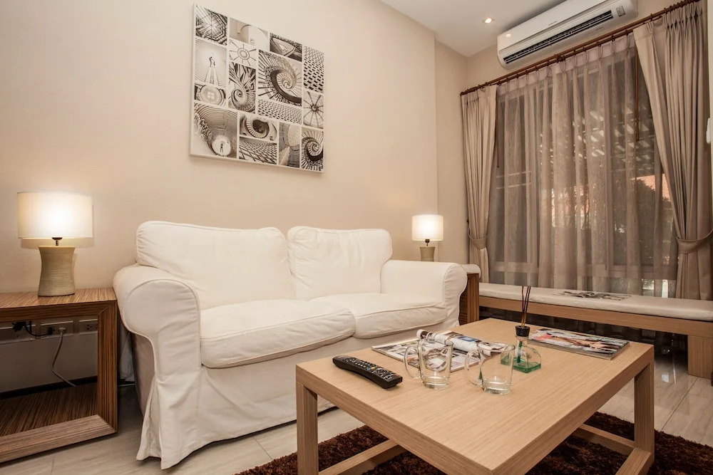 Jomtien Lamore Villa 2 Bedroom with Jacuzzi Pool