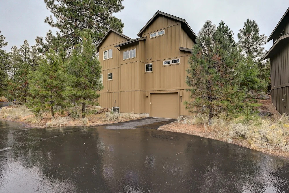 Big Pine Home with Hot Tub Close to Deschutes River Trail by RedAwning