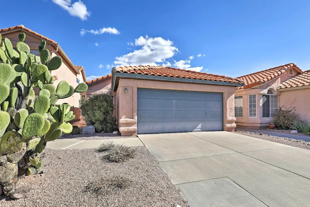 Tucson Area House w/ Pool Access & Mountain Views!