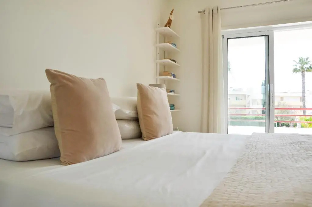LovelyStay - 2BR Modern, Pool Access, Close to Marina & Beach