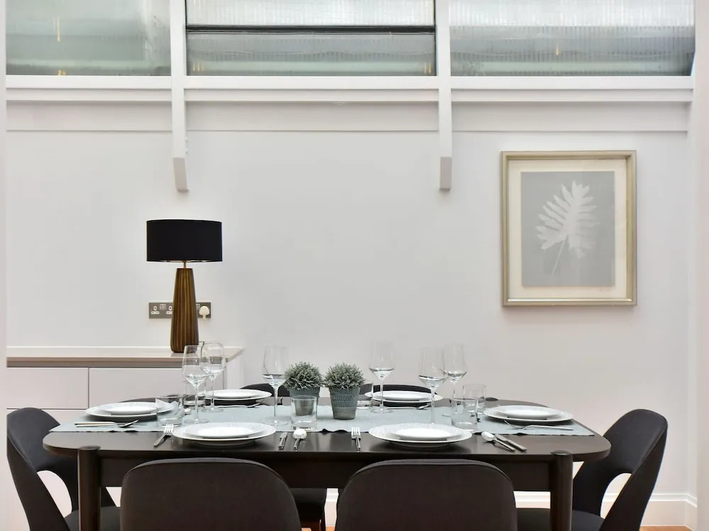 Plush Apartment in London near Piccadilly Circus and Chanel