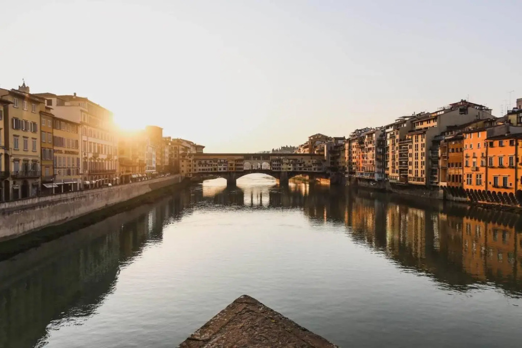 Historic Center apartment - Next to the river, all attractions, SMN train station