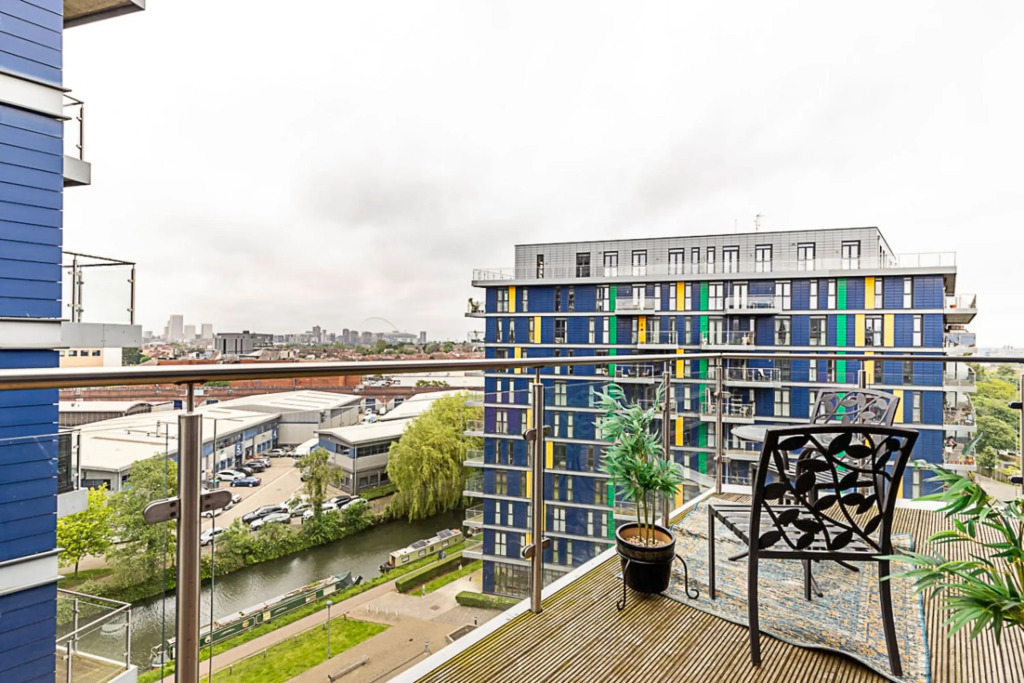 Vibrant London Canal Apartment