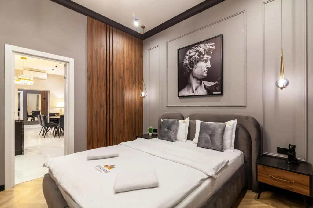LEOGRAND Apartment on Svobody Avenue 43