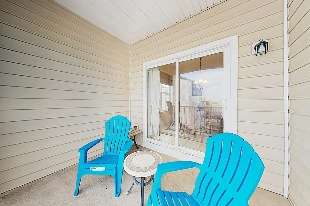 Upscale W/ Balcony - 2 Blocks To Beach! 4 Bedroom Condo