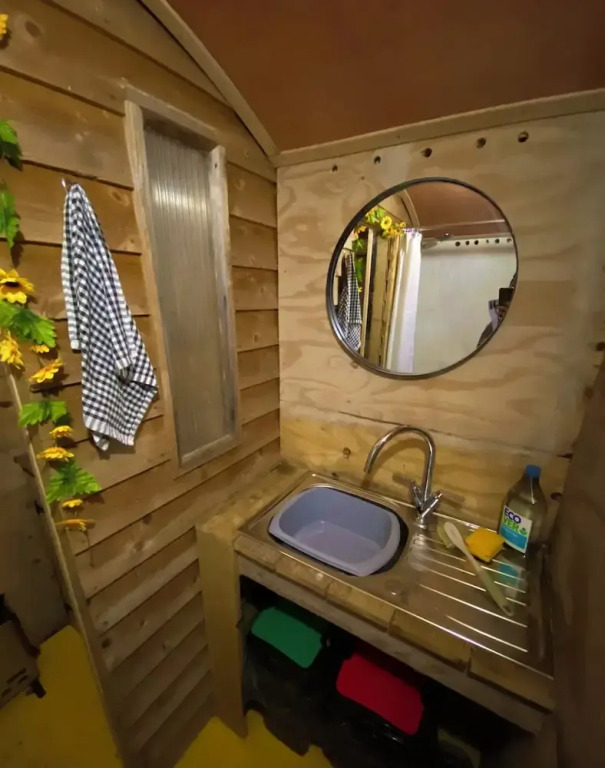 1 Bed Cabin - Sleeps 2 - Hottub - Parking - Garden