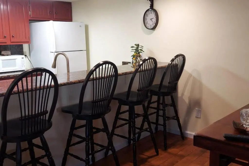 J.Creek Retreat, creekside townhouse +1 car garage