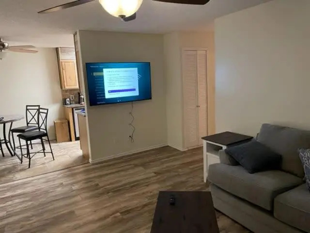 Comfortable downstairs 2 bed next to Fort Sill