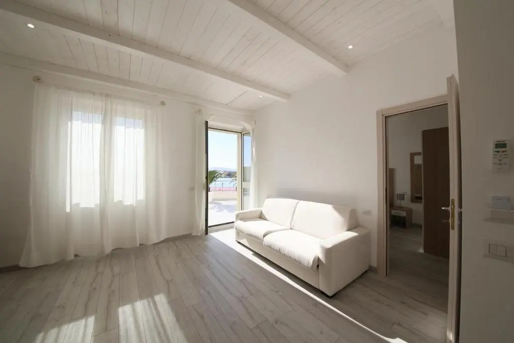 La Promenade Rooms & Suites