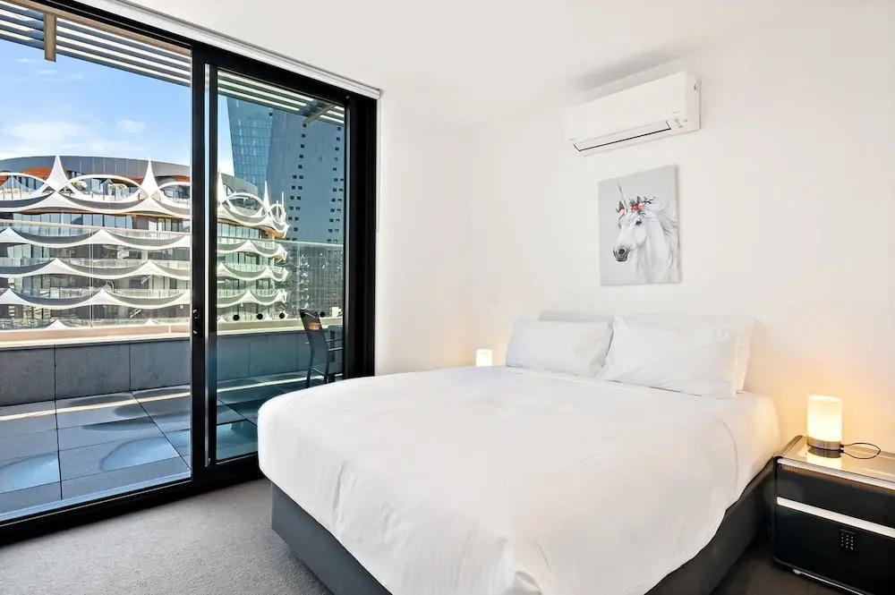 Bright 2-bed Retreat With Pool, Gym & Sauna Access