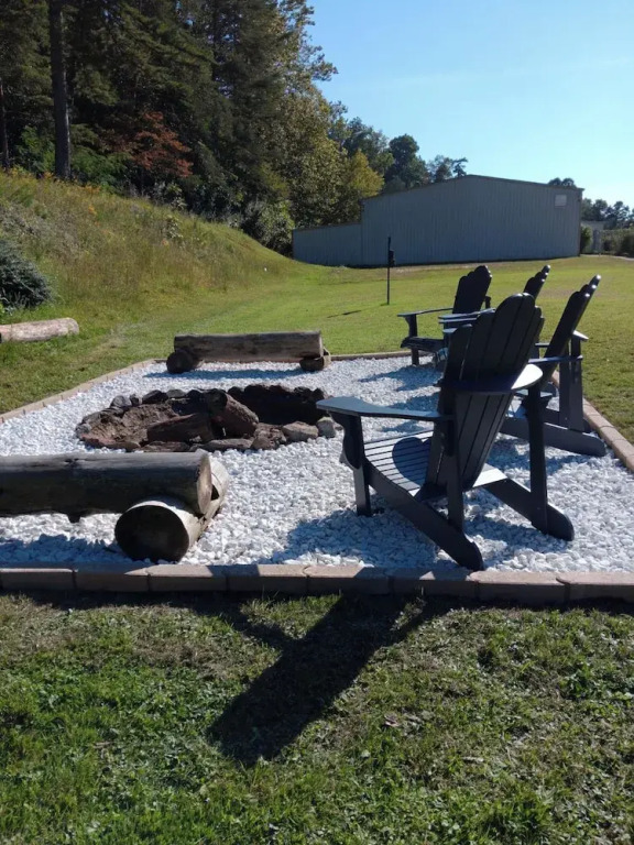 Blue Sky Inn- Complimentary Happy Hour Th-Sun, Veteran owned, Full Breakfast, Best green space, 1 mile from Blue Ridge, Fire Pit