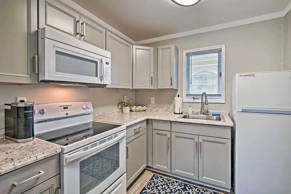 Couples Retreat w/ Balcony in Surfside Beach!