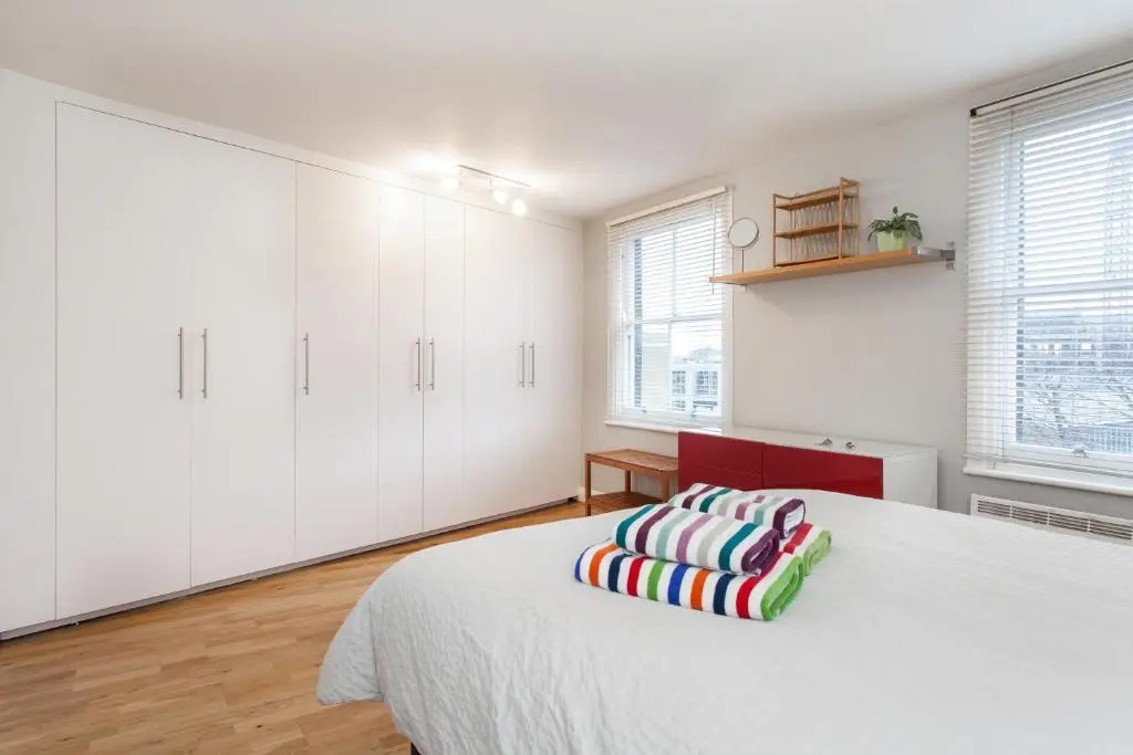 Trendy 2 Bedroom apartment in vibrant Shoreditch, central London zone 1 free WiFi - sleeps 4+2