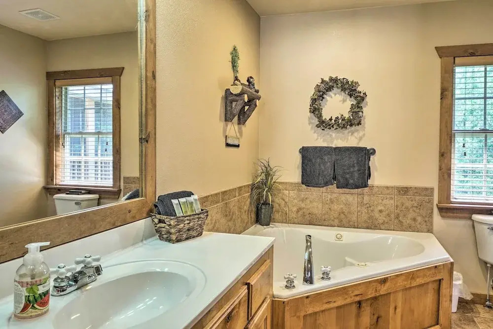 Screened Deck: Cozy Branson West Cabin!
