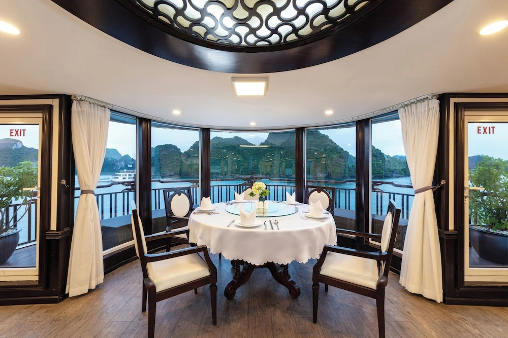Amanda Cruise Ha Long Bay
