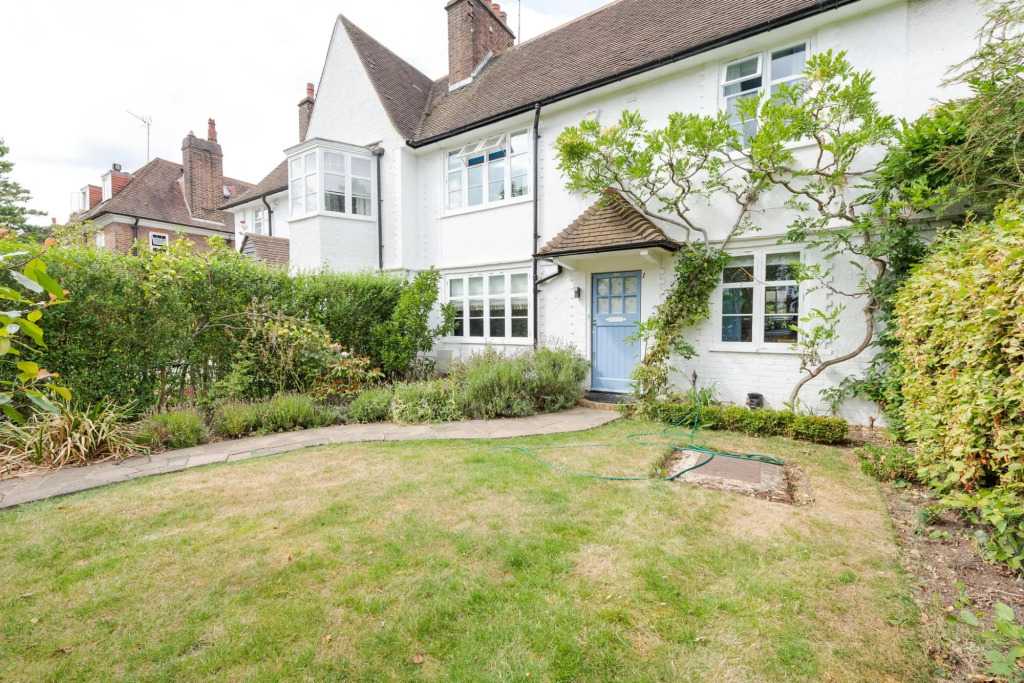 Cottage With a Garden in Golders Green by Underthedoormat