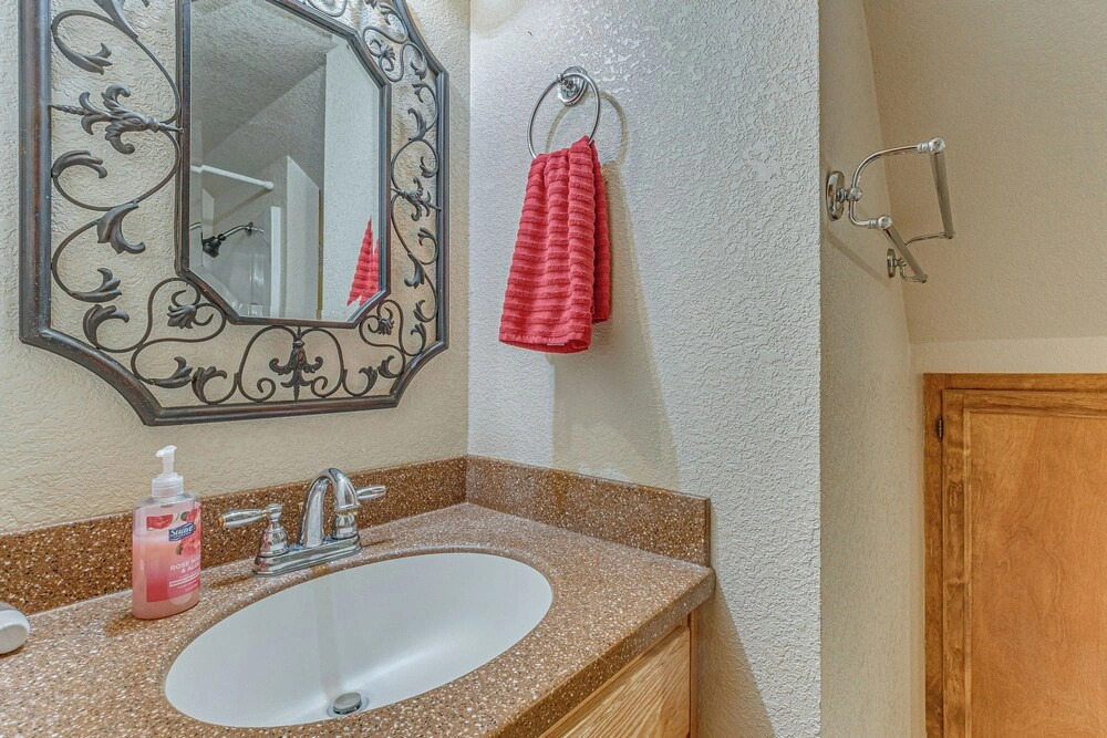 Hot Tub, Spacious Deck: Woodsy Haven in Ruidoso