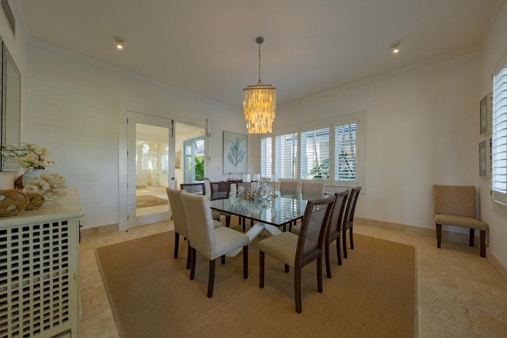 Arrecife 39 - Spacious 5BR Villa Near Beach Golf