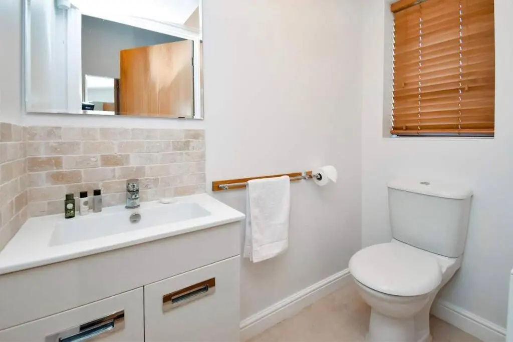 Luxury 4 Bedroom 3 Bathroom House- Sleeps up to 8 - Free Parking, Balcony, Private Garden, Super-Fast Wifi and SmartTVs with Netflix by Yoko Property