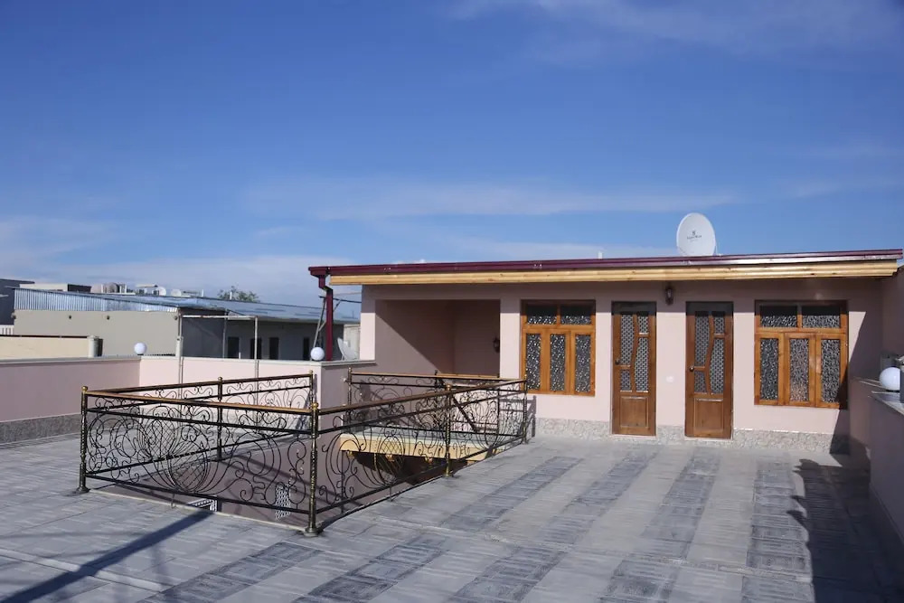 Anis-Pari Hotel