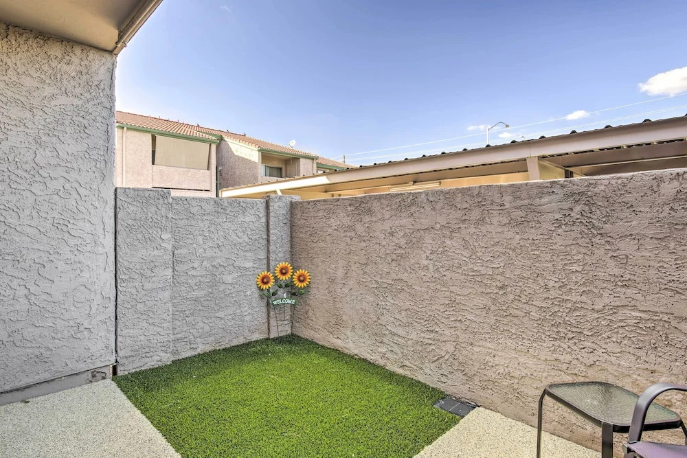 Arizona Condo w/ Community Pool & Hot Tub