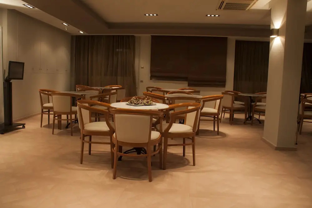 Saronis Hotel