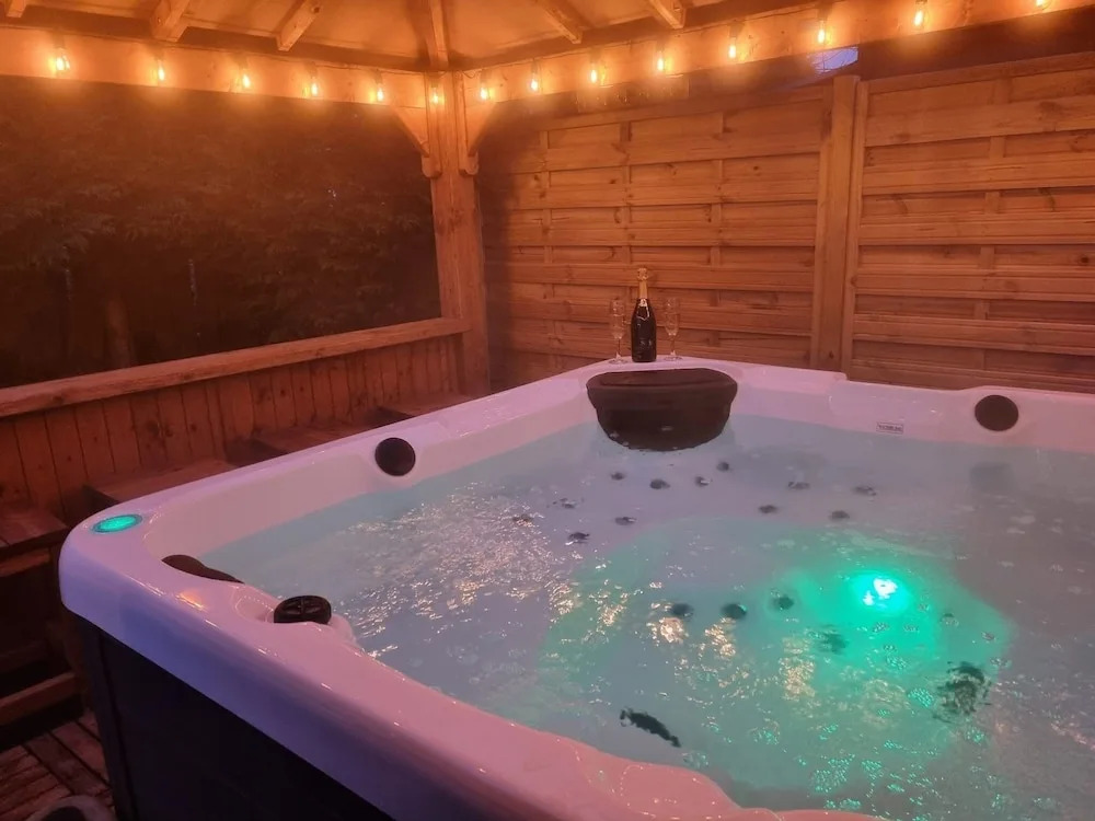Luxury log Cabin With hot Tub- York