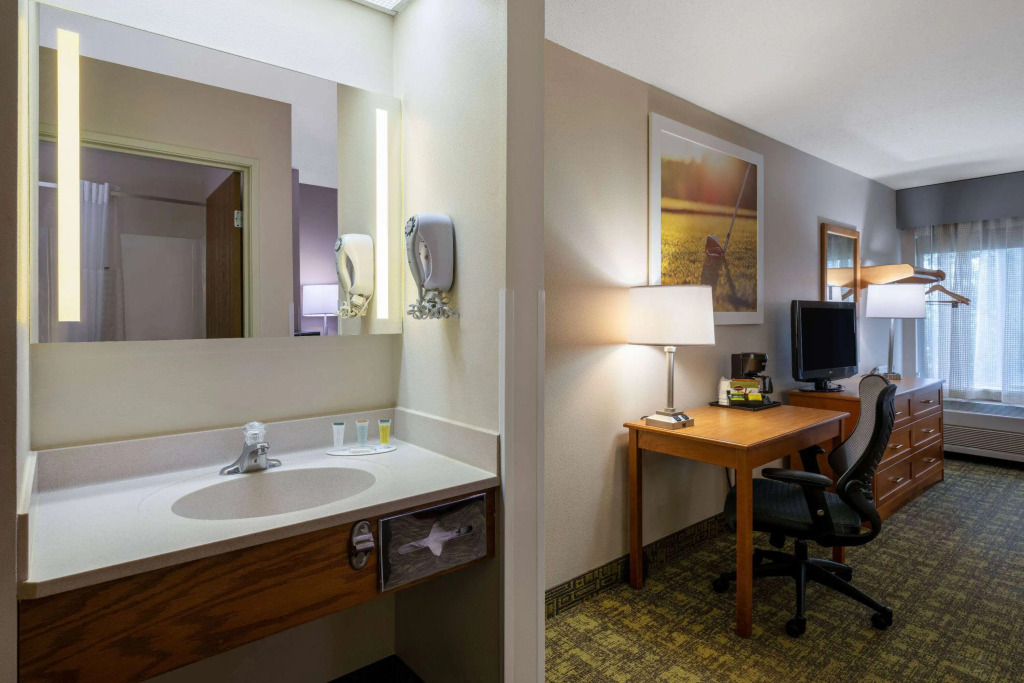 Days Inn & Suites by Wyndham Madison