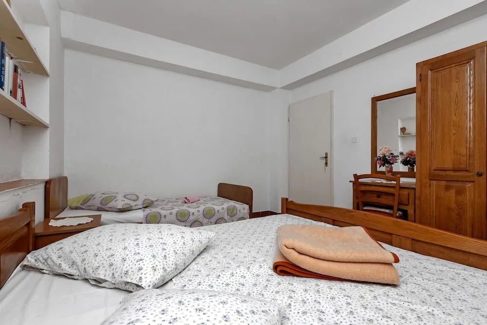 Apartments Robinzon Milivoj